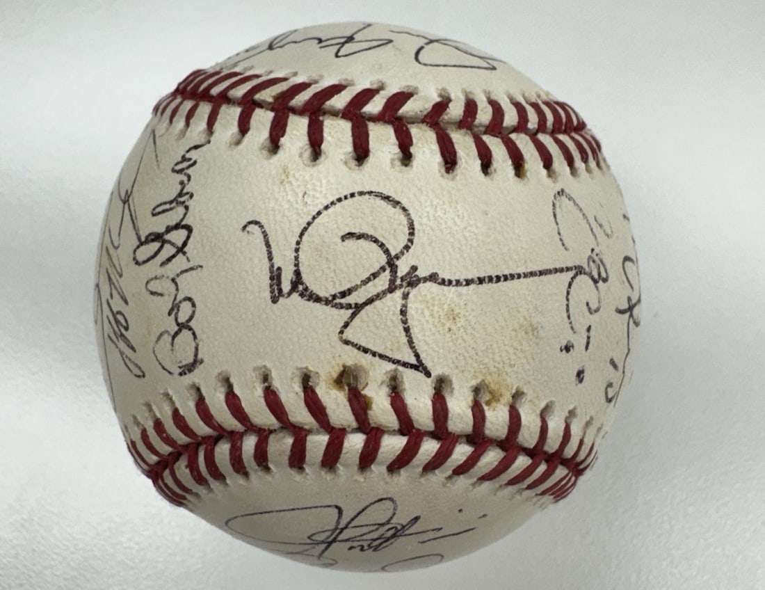 Beckett BAS authenticated St. Louis Cardinals 2011 champion signed baseball: Beckett BAS authenticated St. Louis Cardinals 2011 champion signed baseball Official Major League Selig baseball signed by 20 members of the 2011 World Champion St. Louis Cardinals. Signature highligh