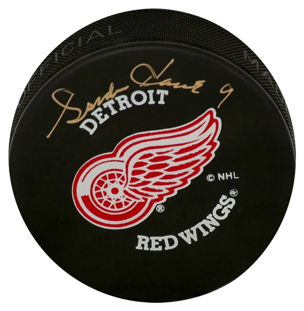Detroit Red Wings Puck Autographed by Gordie Howe with JSA Hologram and COA: Detroit Red Wings Puck Autographed by Gordie Howe with JSA Hologram and COA This Detroit Red Wings hockey puck is hand-signed by legendary player Gordie Howe. The puck features the team's logo and com