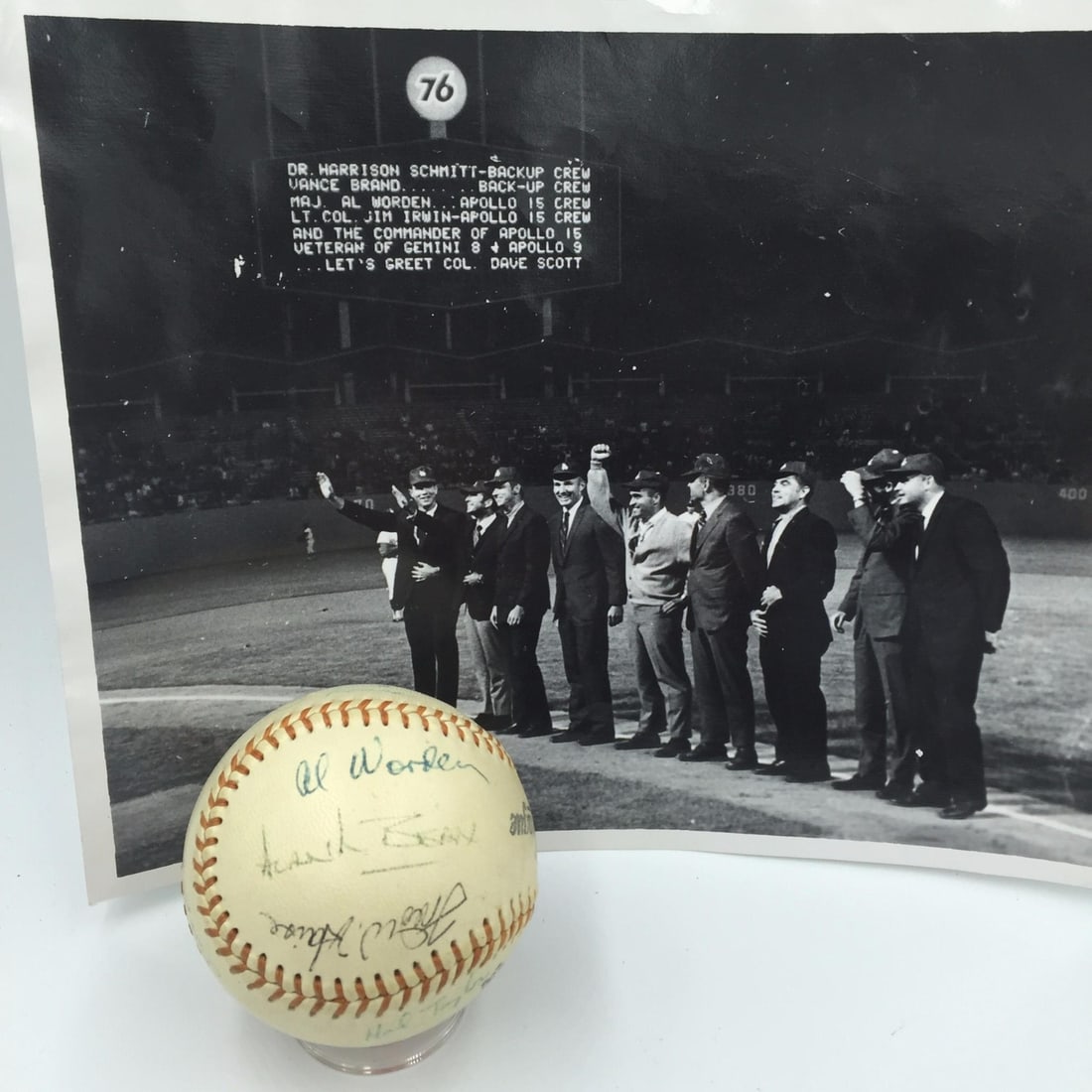 Apollo Gemini Astronauts Signed Baseball 11 Signatures JSA Authenticated: Apollo Gemini Astronauts Signed Baseball 11 Signatures JSA Authenticated This vintage baseball, originating from the United States, is signed by 11 astronauts from the Apollo and Gemini space programs