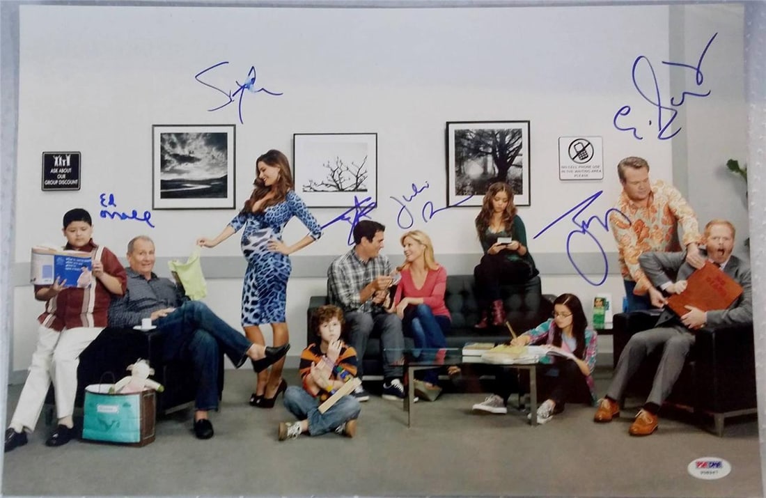 12x18 Photograph Signed by Modern Family Cast with PSA DNA Authentication (1 of 1)