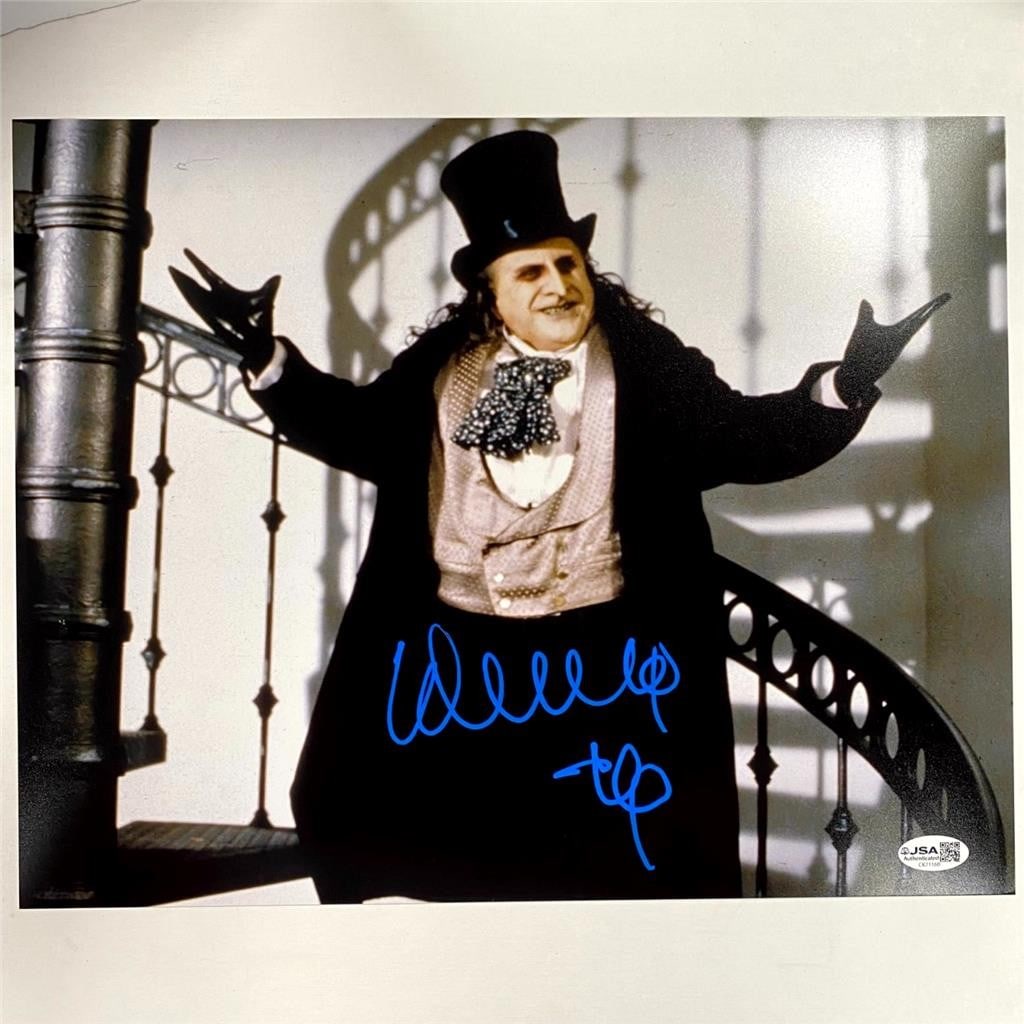 Danny DeVito Autographed 11x14 Penguin Photo JSA Authenticated: Danny DeVito Autographed 11x14 Penguin Photo JSA Authenticated This is an original 11x14 photograph from Batman Begins, featuring the Penguin, personally signed by Danny Devito. The autograph is authe