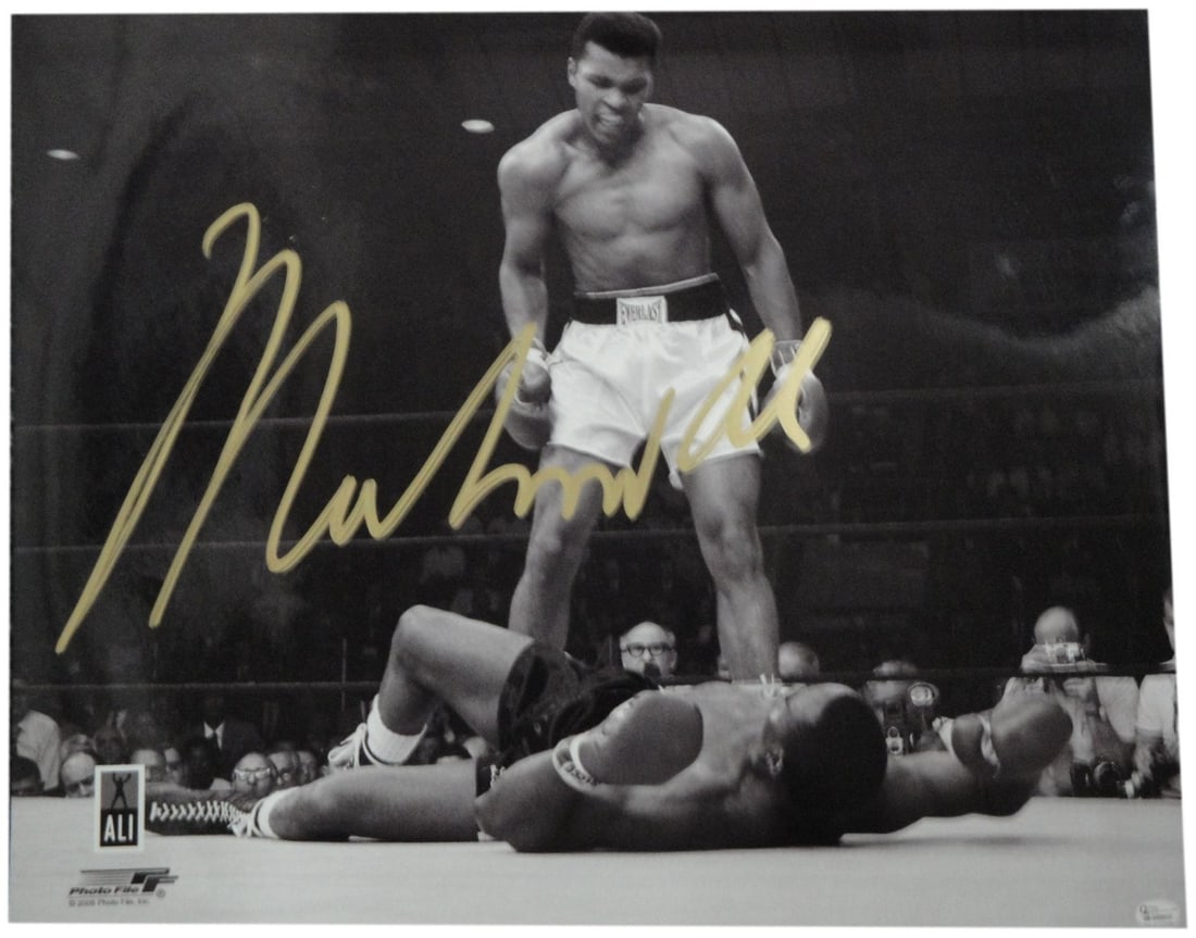 Muhammad Ali Signed 16x20 Photo with 11 Inch Signature Beckett Authenticated: Muhammad Ali Signed 16x20 Photo with 11 Inch Signature Beckett Authenticated This striking 16x20 photo captures the legendary Muhammad Ali, featuring a massive 11-inch signature that adds a personal t