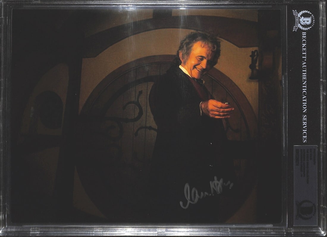Ian Holm Signed 8x10 Bilbo Baggins Photo Auto 10 Beckett: Ian Holm Signed 8x10 Bilbo Baggins Photo Auto 10 Beckett This stunning autographed 8x10 color photograph features Ian Holm as Bilbo Baggins from the iconic film series The Lord of the Rings. The photo