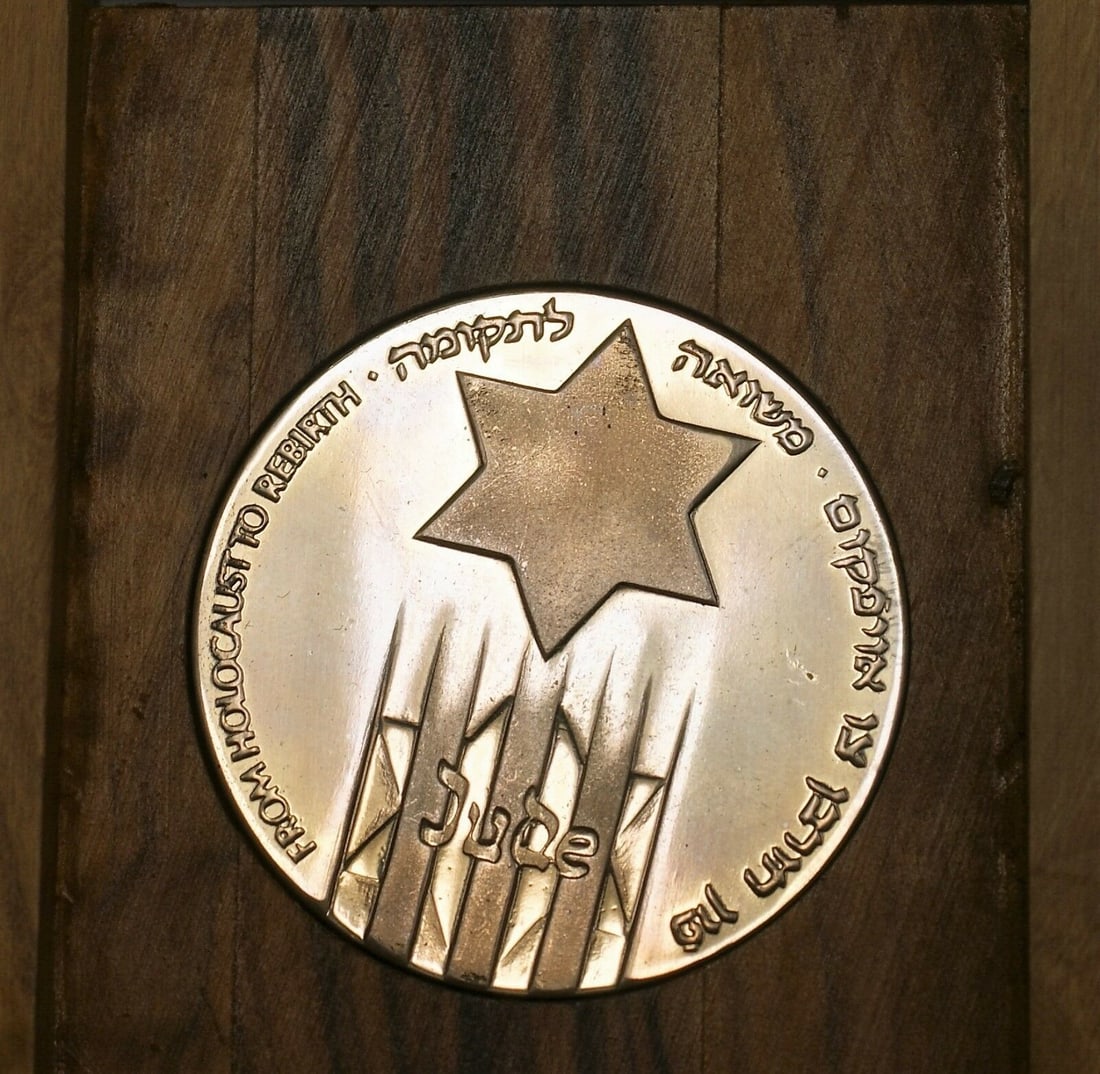 1981 .935 Silver Proof Holocaust Survivors Medal in Original Wood Case (1 of 3)