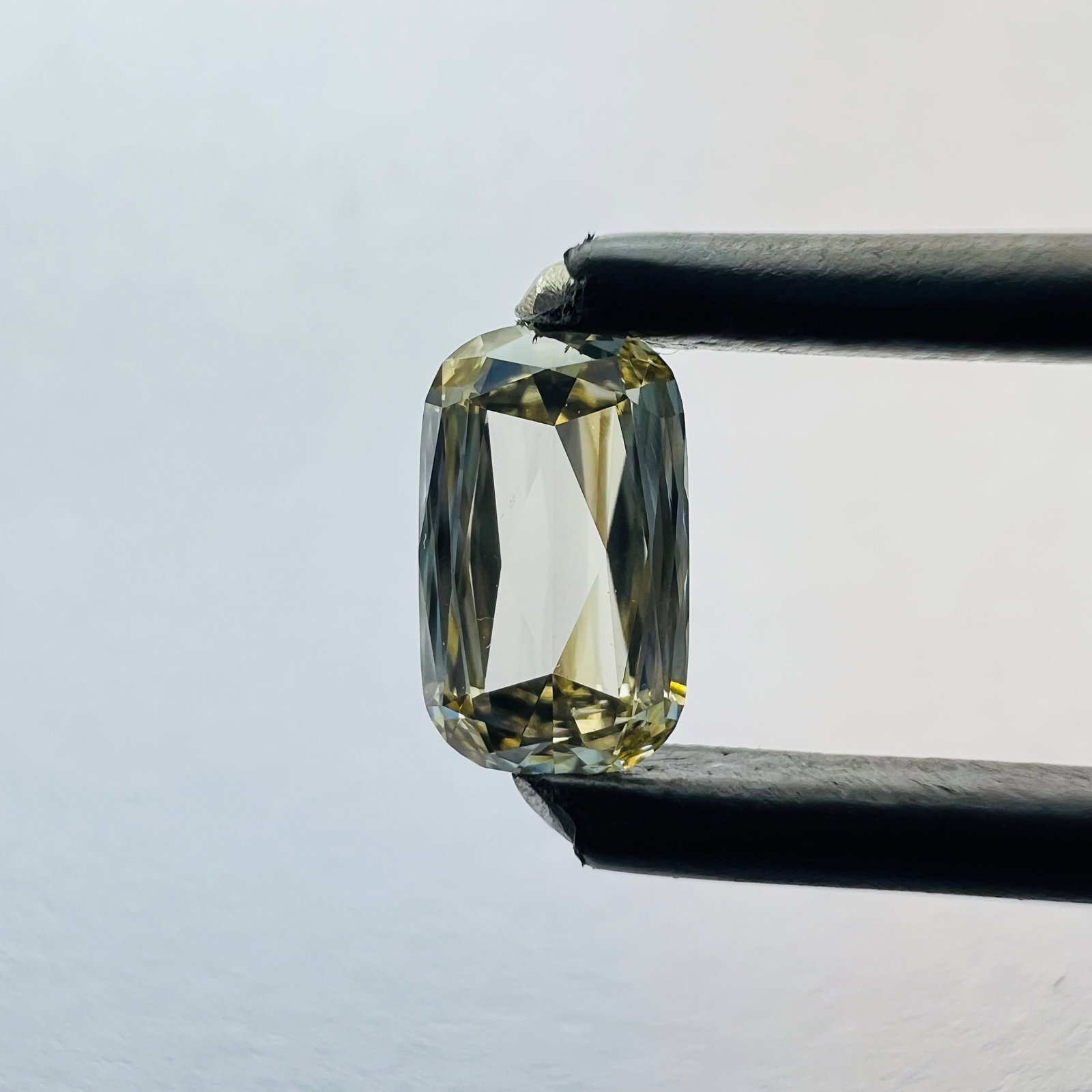 Loose Diamond - OTHER 0.46ct Yellow VVS2: Loose Diamond - OTHER 0.46ct Yellow VVS2 Source: This is a real non-mined Diamond that has been grown in a lab Shape: OTHER Carats: 0.46 Color: Yellow Certification: NONE Additional images available u