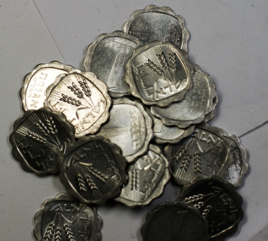 Sealed bag of over 1000 Israel 1 Agora coins 1970 BU: Sealed bag of over 1000 Israel 1 Agora coins 1970 BU Still-sealed bag of 1970 Israel 1 Agora coins. The coins are listed as uncirculated and uncertified. Condition is pre-owned. Specifications Item Ty