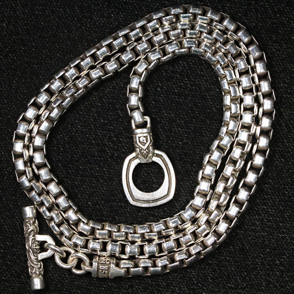Night Rider Sterling Silver Toggle Box Chain Necklace 22in 5.3mm 73.9g: Night Rider Sterling Silver Toggle Box Chain Necklace 22in 5.3mm 73.9g Pre-owned Night Rider classic box toggle chain crafted in .925 fine sterling silver. This jewelry piece is made in the USA and fe