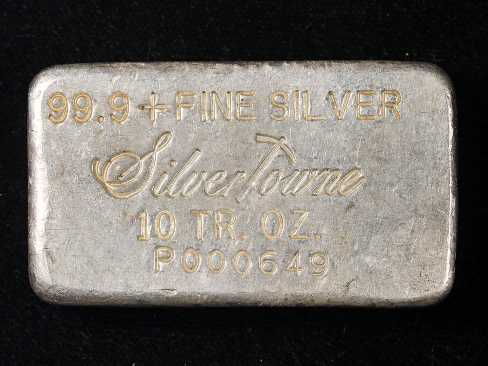 Engelhard 10 Ounce Silver Bar with SilverTowne Counterstamp: Engelhard 10 Ounce Silver Bar with SilverTowne Counterstamp This Engelhard (SilverTowne Counterstamp) 10 Ounce Silver Bar features a striking flat top design, showcasing excellent eye appeal with a br