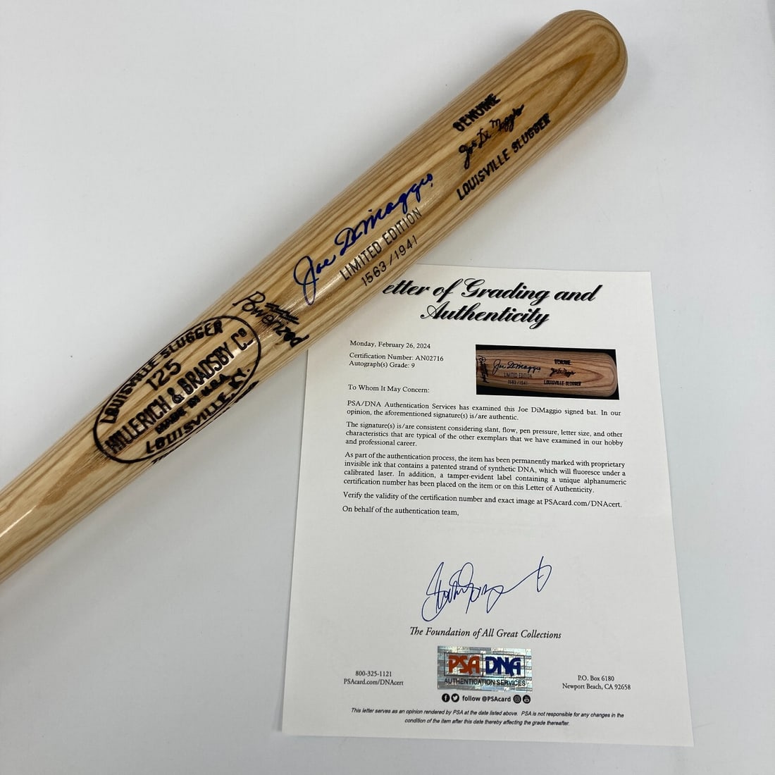 Joe DiMaggio Signed Louisville Slugger Bat PSA DNA MINT 9: Joe DiMaggio Signed Louisville Slugger Bat PSA DNA MINT 9 This stunning Louisville Slugger baseball bat is signed by Hall of Famer Joe DiMaggio, featuring a bold blue marker signature across the barre