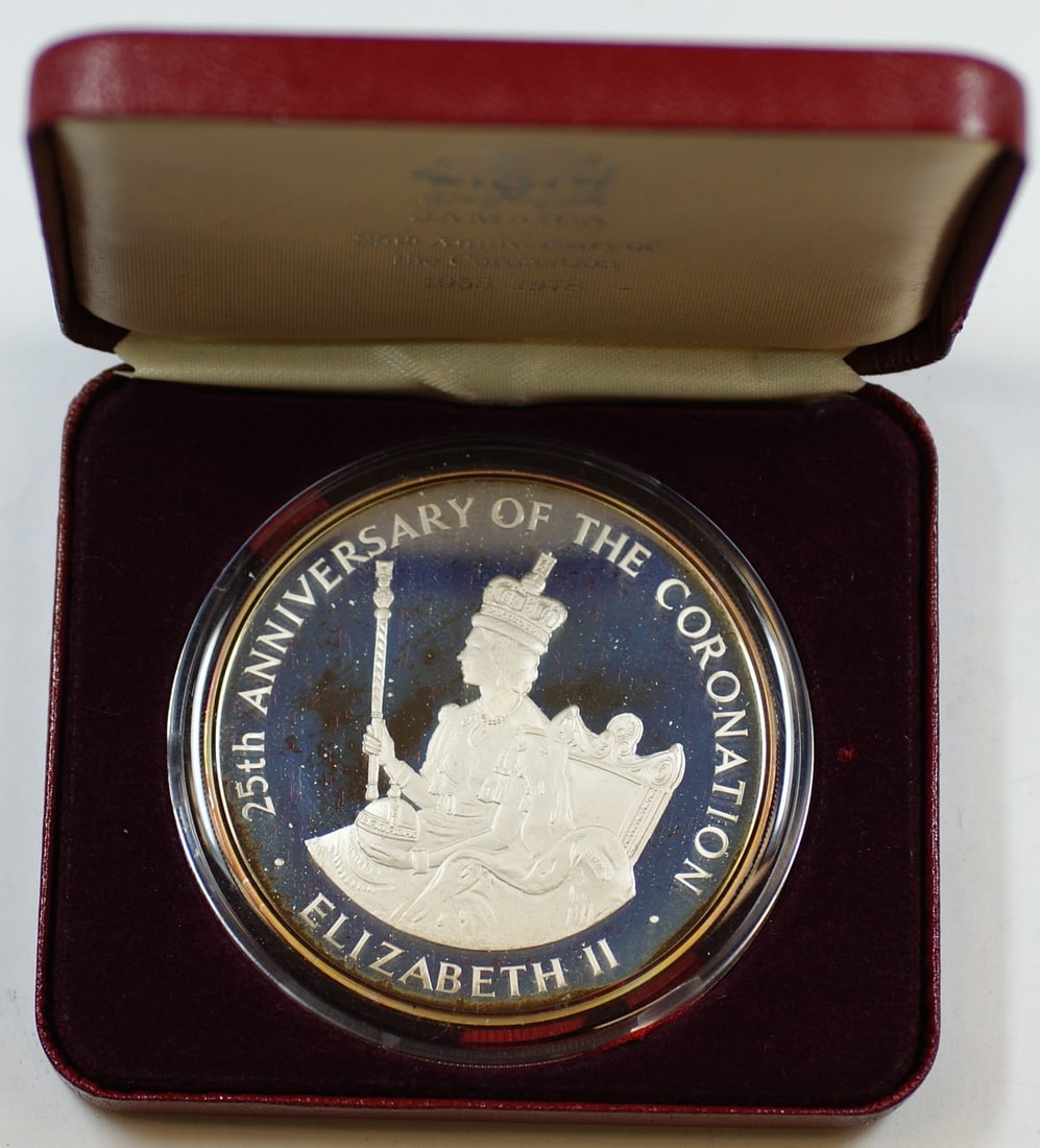 Jamaica 1978 Sterling Silver Proof 25 Dollar Coin in Display Box: Jamaica 1978 Sterling Silver Proof 25 Dollar Coin in Display Box This 1978 Jamaica 25 Dollar coin is crafted from .925 sterling silver in a proof finish. Issued to commemorate the 25th anniversary of 