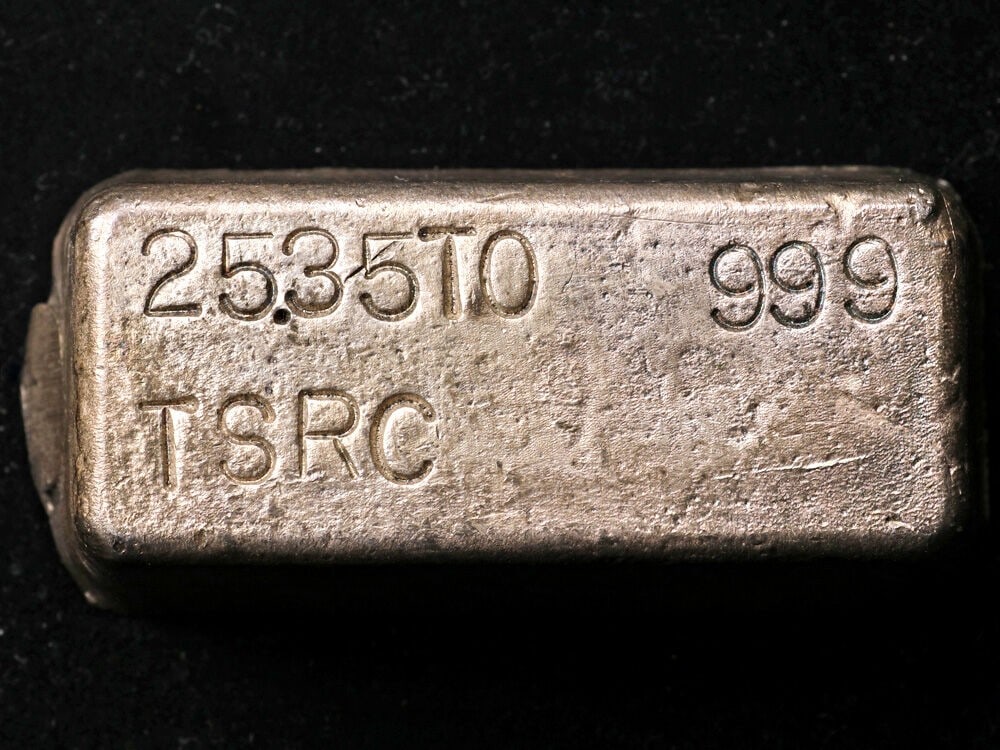 25.35 Ounce TSRC Vintage .999 Fine Silver Poured Bar: 25.35 Ounce TSRC Vintage .999 Fine Silver Poured Bar This vintage TSRC poured bar is made from .999 fine pure silver and weighs 25.35 ounces. The bar features a classic design with appealing luster an