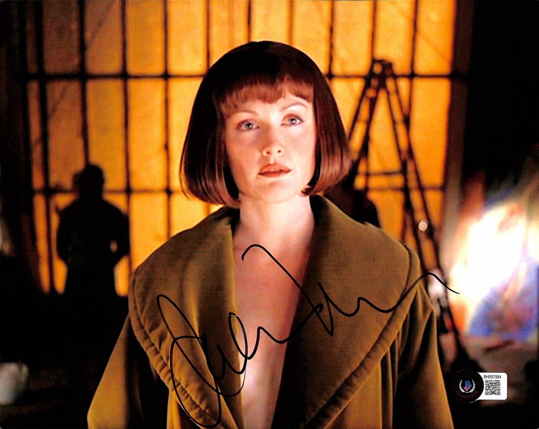 Julianne Moore Signed 8x10 Maude Lebowski Photograph BECKETT Certified: Julianne Moore Signed 8x10 Maude Lebowski Photograph BECKETT Certified This stunning 8x10 photograph features actress Julianne Moore, who portrayed "Maude Lebowski" in the cult classic film The Big Le