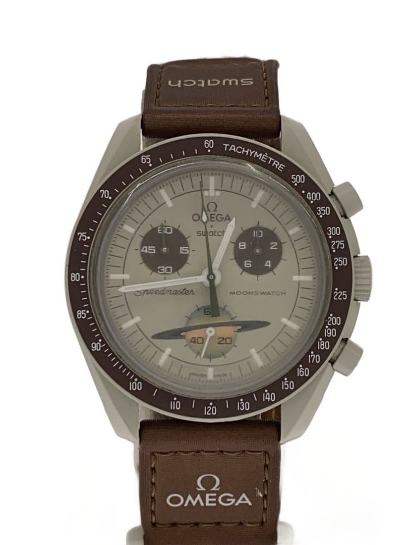 Omega x Swatch Saturn quartz stainless steel men's wristwatch: Omega x Swatch Saturn quartz stainless steel men's wristwatch This OMEGAxSWATCH Mission to Saturn men's wristwatch features a khaki color scheme and is crafted from stainless steel. Designed with a qu