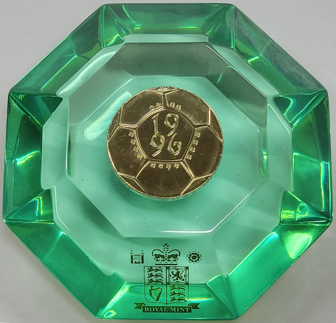 European Football 1996 Commemorative 2 Pound Coin in Royal Mint Octagonal Paperweight (1 of 2)