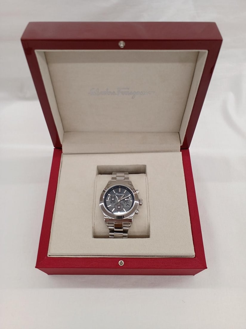 Men's Quartz Wristwatch Salvatore Ferragamo 1898 Chronograph FFM080016: Men's Quartz Wristwatch Salvatore Ferragamo 1898 Chronograph FFM080016 Pre-owned Salvatore Ferragamo 1898 Chronograph men's wristwatch with a stainless steel case and stainless steel band. This Swiss-