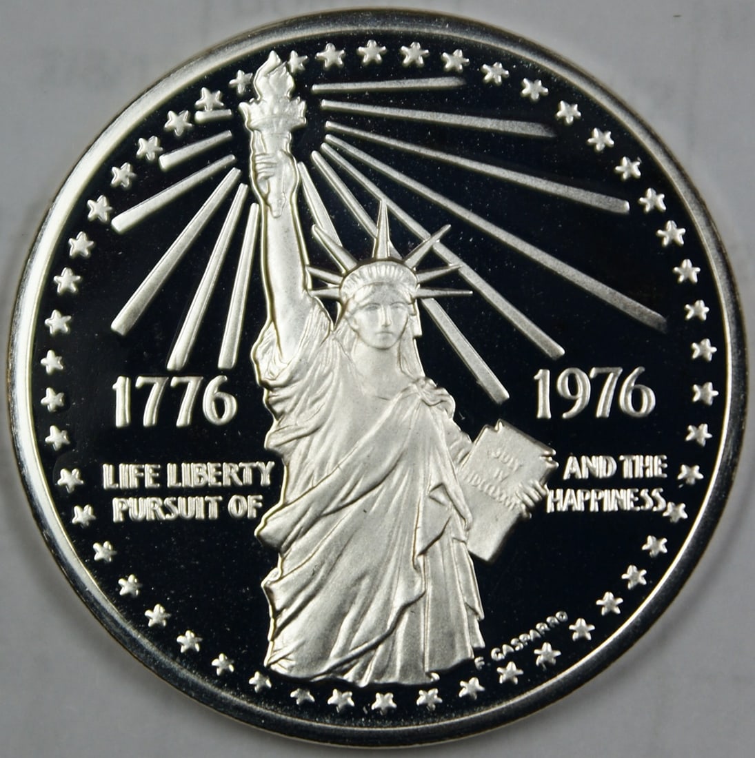 Sterling Silver 1976 Bicentennial Medal Statue of Liberty in Original Box: Sterling Silver 1976 Bicentennial Medal Statue of Liberty in Original Box This 1976 Statue of Liberty Bicentennial Medal is crafted in sterling silver and comes with its original box. Issued by the U.