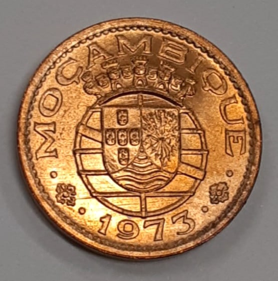 Roll of 30 Mozambique 1973 20 Centavos Bronze Coins KM88 Uncirculated in Wrapper: Roll of 30 Mozambique 1973 20 Centavos Bronze Coins KM88 Uncirculated in Wrapper This is a roll of 30 uncirculated 1973 Mozambique 20 Centavos coins, each composed of bronze. The coins are in their or