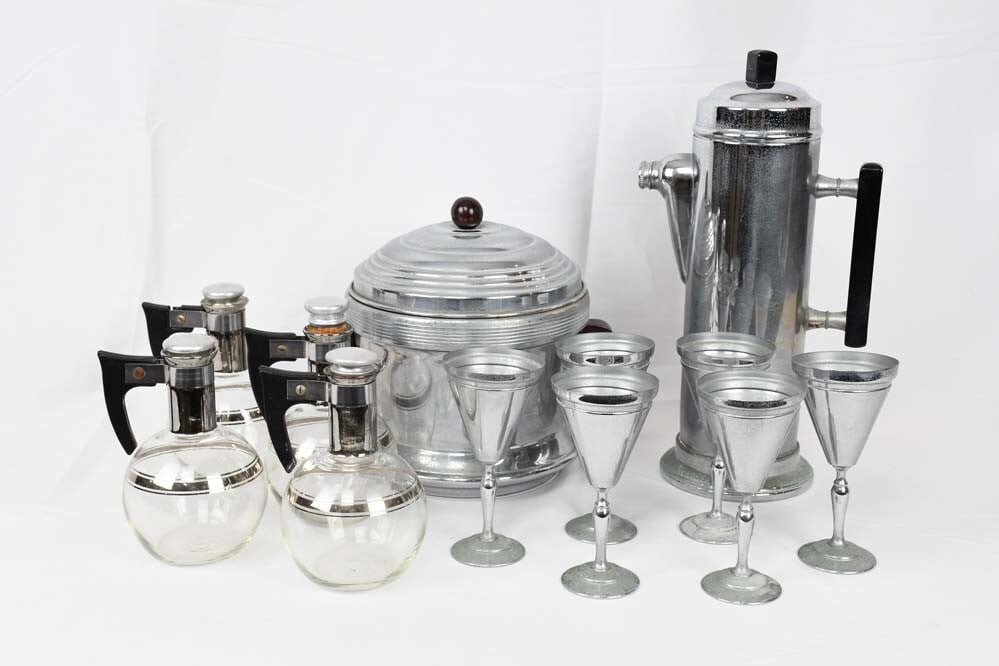 Vintage Keystone Ware Art Deco Silver Cocktail Service 12 Piece: Vintage Keystone Ware Art Deco Silver Cocktail Service 12 Piece This vintage Art Deco cocktail set, crafted by Keystone Ware in the United States between 1900 and 1930, features a striking silver colo