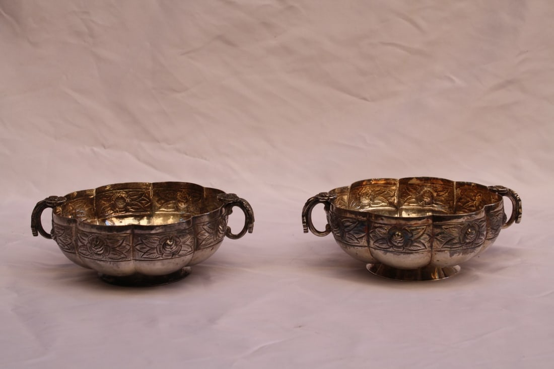 1900 Sanborns Mexican Sterling Silver Handmade Dishes Pair: 1900 Sanborns Mexican Sterling Silver Handmade Dishes Pair Presenting a stunning pair of hand-made sterling silver dishes crafted by Sanborns in 1900. These exquisite pieces showcase remarkable detail