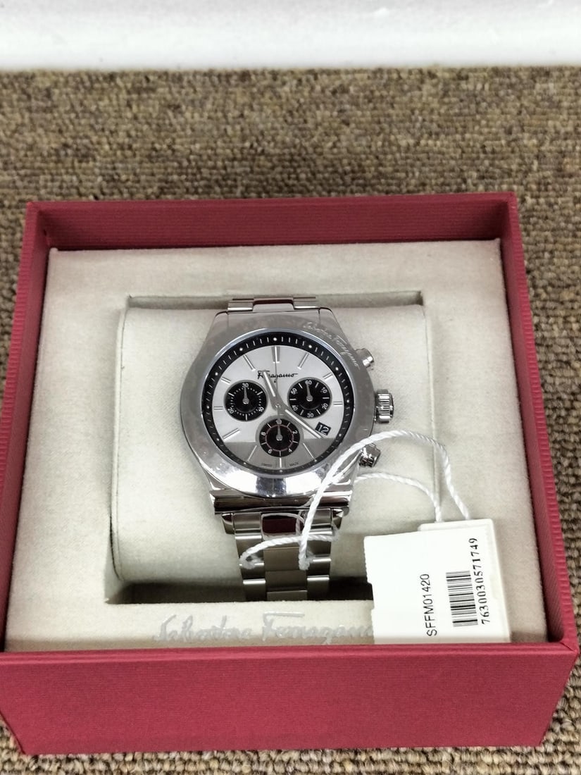 Salvatore Ferragamo SFFM01420 1898 Chronograph Mens Wristwatch: Salvatore Ferragamo SFFM01420 1898 Chronograph Mens Wristwatch Pre-owned men's wristwatch from Salvatore Ferragamo, model SFFM01420, from the 1898 Chronograph line. This Swiss-made watch is presented 