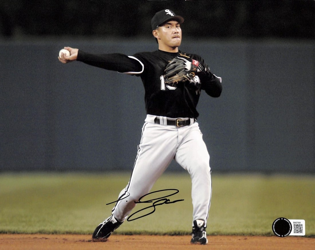 Beckett Authenticated Tadahito Iguchi 2005 White Sox Signed 8x10 Photo: Beckett Authenticated Tadahito Iguchi 2005 White Sox Signed 8x10 Photo This is an 8x10 color photograph featuring Tadahito Iguchi in his Chicago White Sox uniform, hand-signed by Iguchi. The autograph