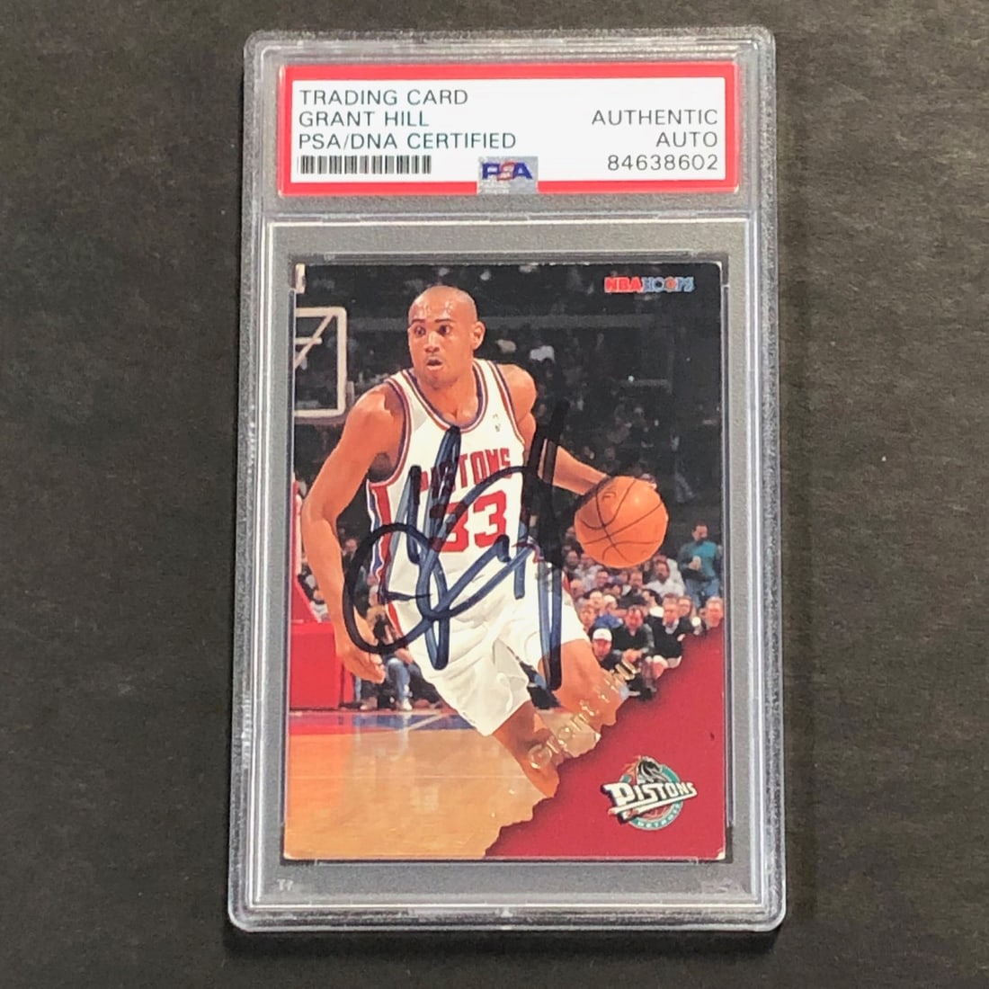 Grant Hill autographed 1996 NBA Hoops Skybox #46 PSA DNA card: Grant Hill autographed 1996 NBA Hoops Skybox #46 PSA DNA card This is a 1996 NBA Hoops Skybox #46 basketball trading card, autographed by Grant Hill. The card has been authenticated and encapsulated b