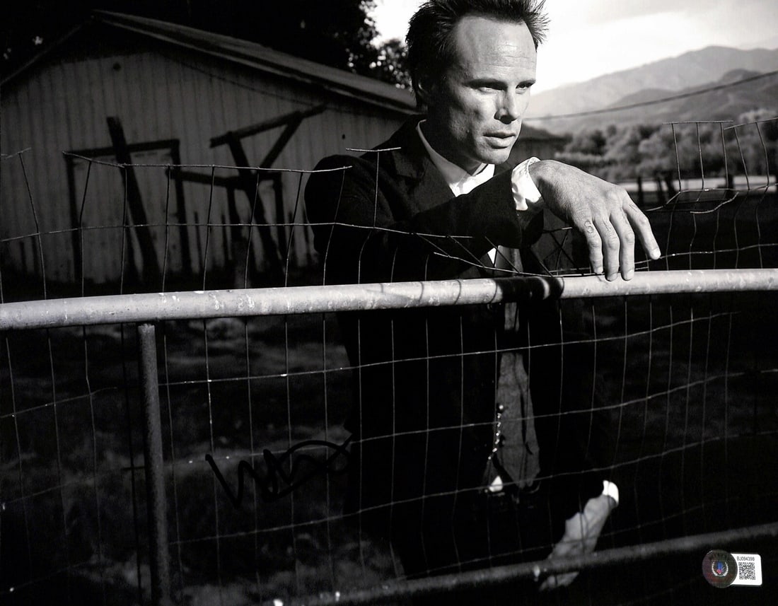 Walton Goggins Signed 11x14 Photo Boyd Crowder Beckett Certified: Walton Goggins Signed 11x14 Photo Boyd Crowder Beckett Certified This is an autographed 11x14 photograph signed by Walton Goggins, known for his role as "Boyd Crowder" in the acclaimed TV series Justi