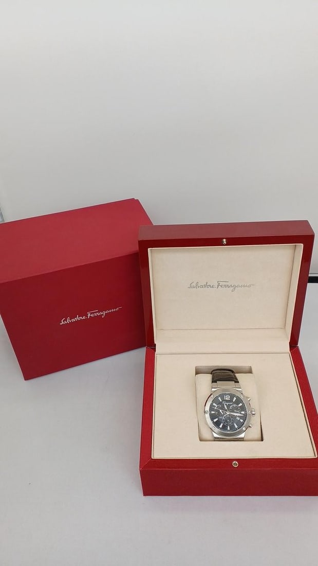 Men's Wristwatch Salvatore Ferragamo F-80 Chronograph Black Dial Steel: Men's Wristwatch Salvatore Ferragamo F-80 Chronograph Black Dial Steel Pre-owned Salvatore Ferragamo F-80 chronograph men's wristwatch with a stainless steel case and black dial. Swiss-made and sold a