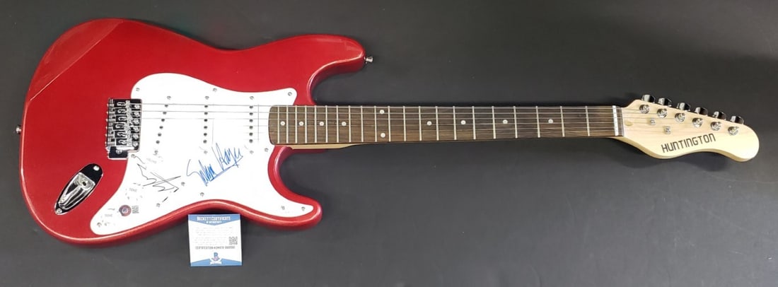 Beckett authenticated electric guitar signed by Selma Hayak and Penelope Cruz (1 of 4)
