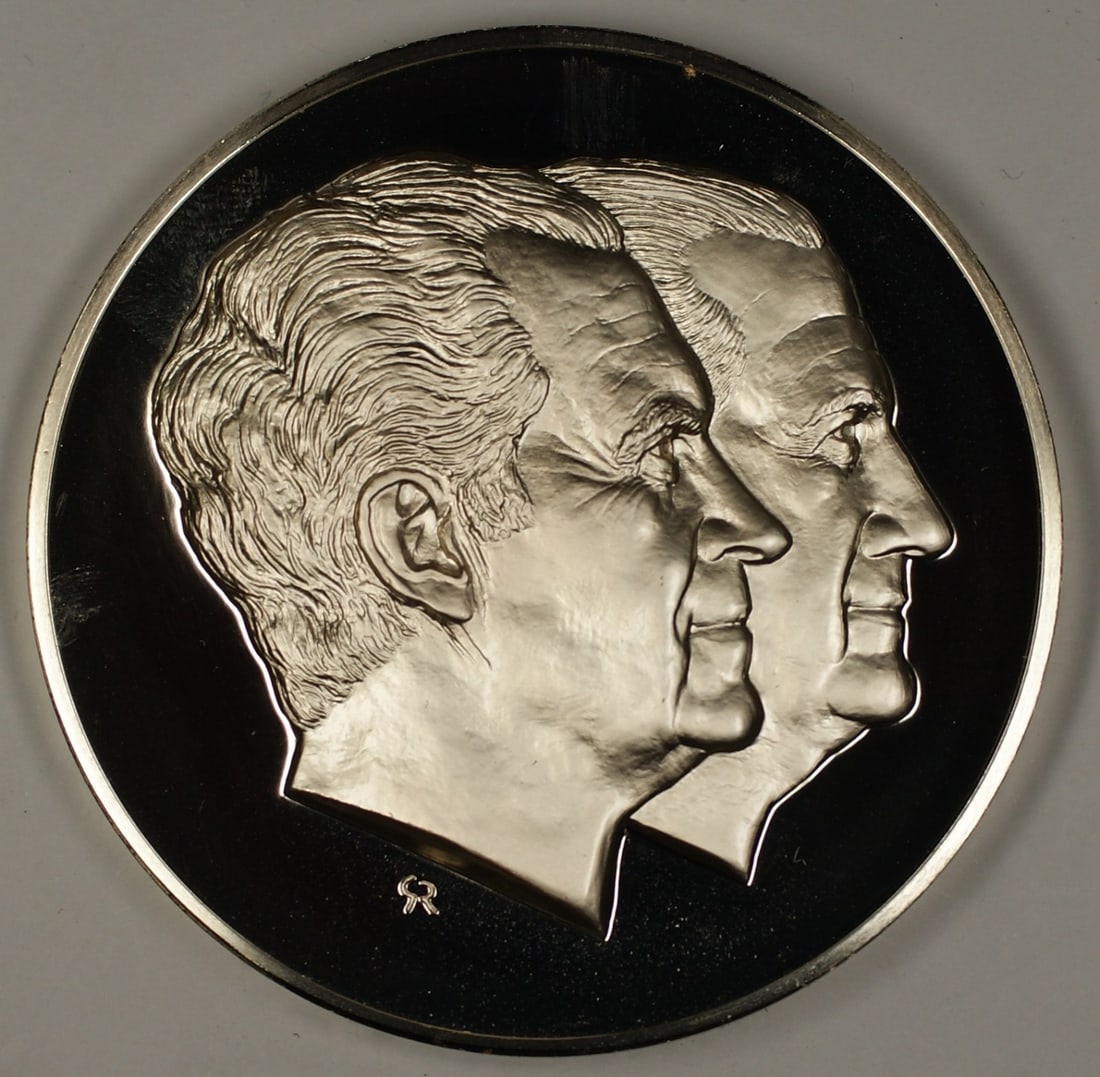 Franklin Mint 1973 Nixon Agnew Proof Sterling Silver Inaugural Medal 6.3 ozt: Franklin Mint 1973 Nixon Agnew Proof Sterling Silver Inaugural Medal 6.3 ozt Large 1973 inaugural medal featuring Richard Nixon and Spiro Agnew. This pre-owned proof medal was produced by Franklin Min