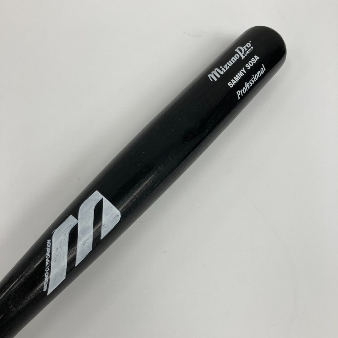 Sammy Sosa Chicago Cubs Mizuno Professional Game Baseball Bat Signed: Sammy Sosa Chicago Cubs Mizuno Professional Game Baseball Bat Signed This is an original Sammy Sosa Mizuno Professional Model Game Baseball Bat, representing the Chicago Cubs. The bat is signed by the