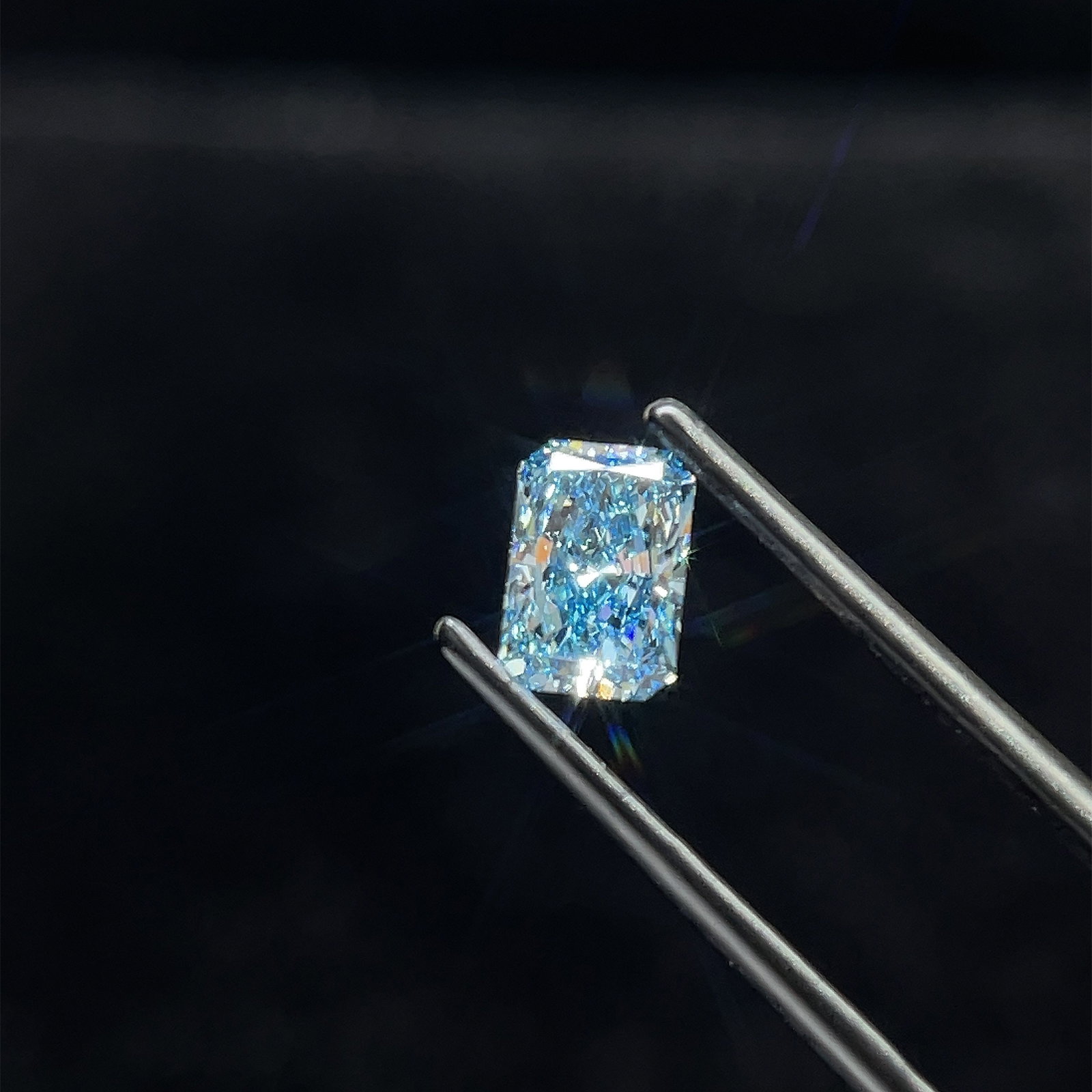 Loose Diamond - RADIANT 1.16ct Fancy Vivid Blue VS1: Loose Diamond - RADIANT 1.16ct Fancy Vivid Blue VS1 Source: This is a real non-mined Diamond that has been grown in a lab Shape: RADIANT Carats: 1.16 Color: Fancy Vivid Blue Certification: IGI Video: