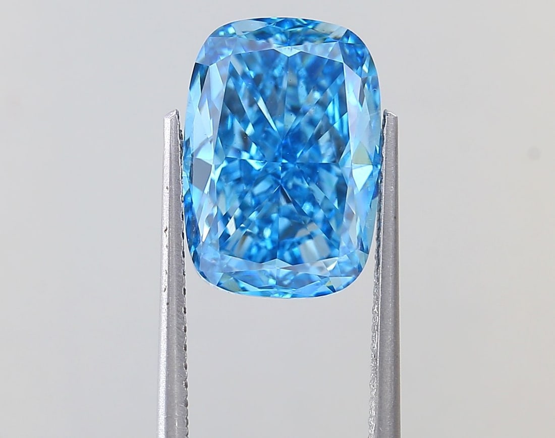 Loose Diamond - CUSHION BRILLIANT 5.02ct Fancy Vivid Blue VS2: Loose Diamond - CUSHION BRILLIANT 5.02ct Fancy Vivid Blue VS2 Source: This is a real non-mined Diamond that has been grown in a lab Shape: CUSHION BRILLIANT Carats: 5.02 Color: Fancy Vivid Blue Certif