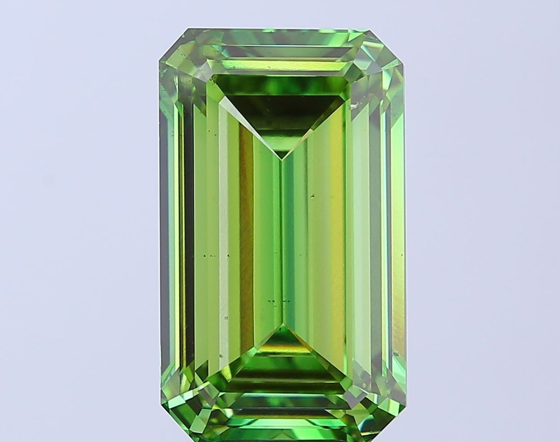 Loose Diamond - EMERALD 10.01ct Fancy Vivid Green VS2: Loose Diamond - EMERALD 10.01ct Fancy Vivid Green VS2 Source: This is a real non-mined Diamond that has been grown in a lab Shape: EMERALD Carats: 10.01 Color: Fancy Vivid Green Certification: IGI Vid