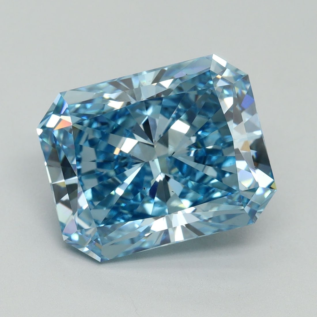 Loose Diamond - RADIANT 7.08ct Fancy Vivid Blue VS1: Loose Diamond - RADIANT 7.08ct Fancy Vivid Blue VS1 Source: This is a real non-mined Diamond that has been grown in a lab Shape: RADIANT Carats: 7.08 Color: Fancy Vivid Blue Certification: IGI Video: