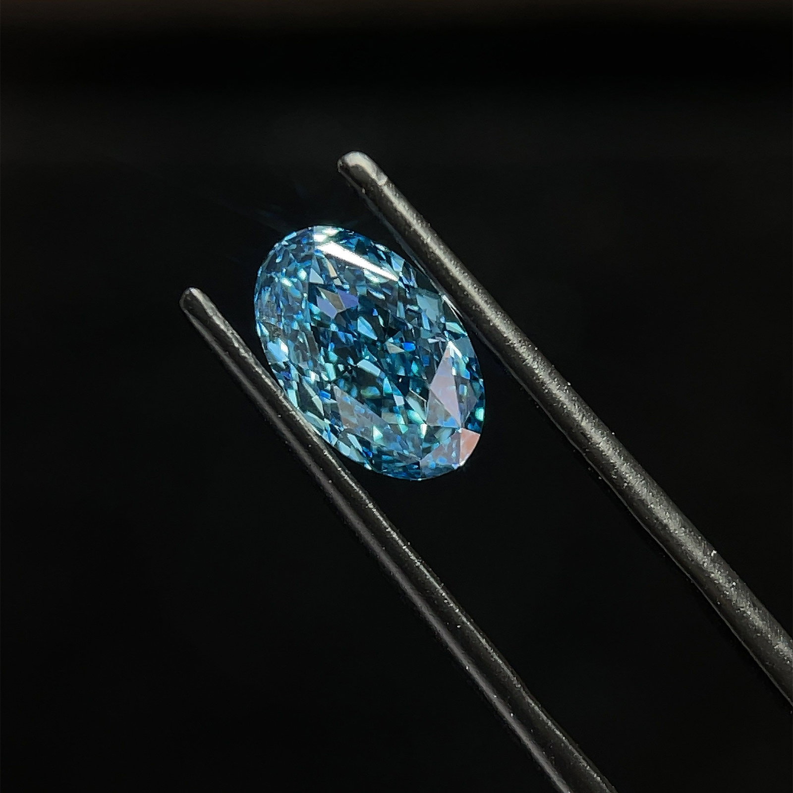 Loose Diamond - OVAL 2.0ct Blue VS2: Loose Diamond - OVAL 2.0ct Blue VS2 Source: This is a real non-mined Diamond that has been grown in a lab Shape: OVAL Carats: 2.0 Color: Blue Certification: NONE Additional images available upon reque