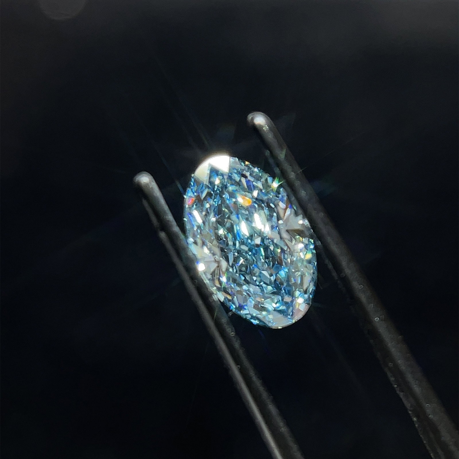 Loose Diamond - OVAL 1.8ct Blue VS2: Loose Diamond - OVAL 1.8ct Blue VS2 Source: This is a real non-mined Diamond that has been grown in a lab Shape: OVAL Carats: 1.8 Color: Blue Certification: NONE Additional images available upon reque