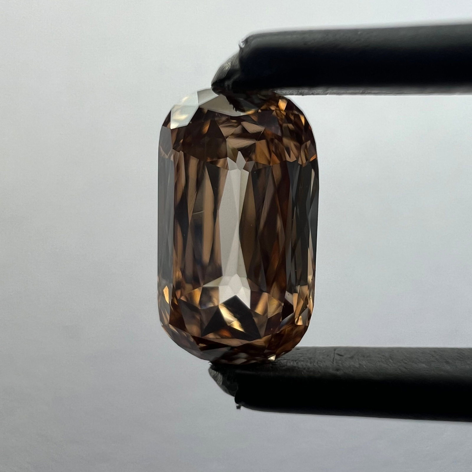 Loose Diamond - CUSHION BRILLIANT 0.87ct Orange VVS2: Loose Diamond - CUSHION BRILLIANT 0.87ct Orange VVS2 Source: This is a real non-mined Diamond that has been grown in a lab Shape: CUSHION BRILLIANT Carats: 0.87 Color: Orange Certification: NONE Addit