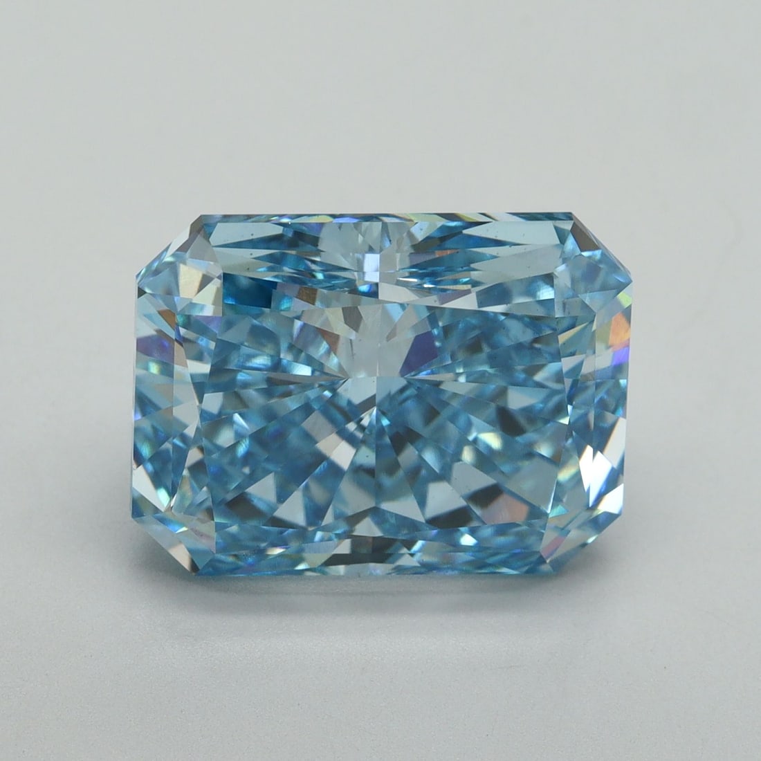 Loose Diamond - RADIANT 9.25ct Fancy Vivid Blue VS2: Loose Diamond - RADIANT 9.25ct Fancy Vivid Blue VS2 Source: This is a real non-mined Diamond that has been grown in a lab Shape: RADIANT Carats: 9.25 Color: Fancy Vivid Blue Certification: IGI Video: