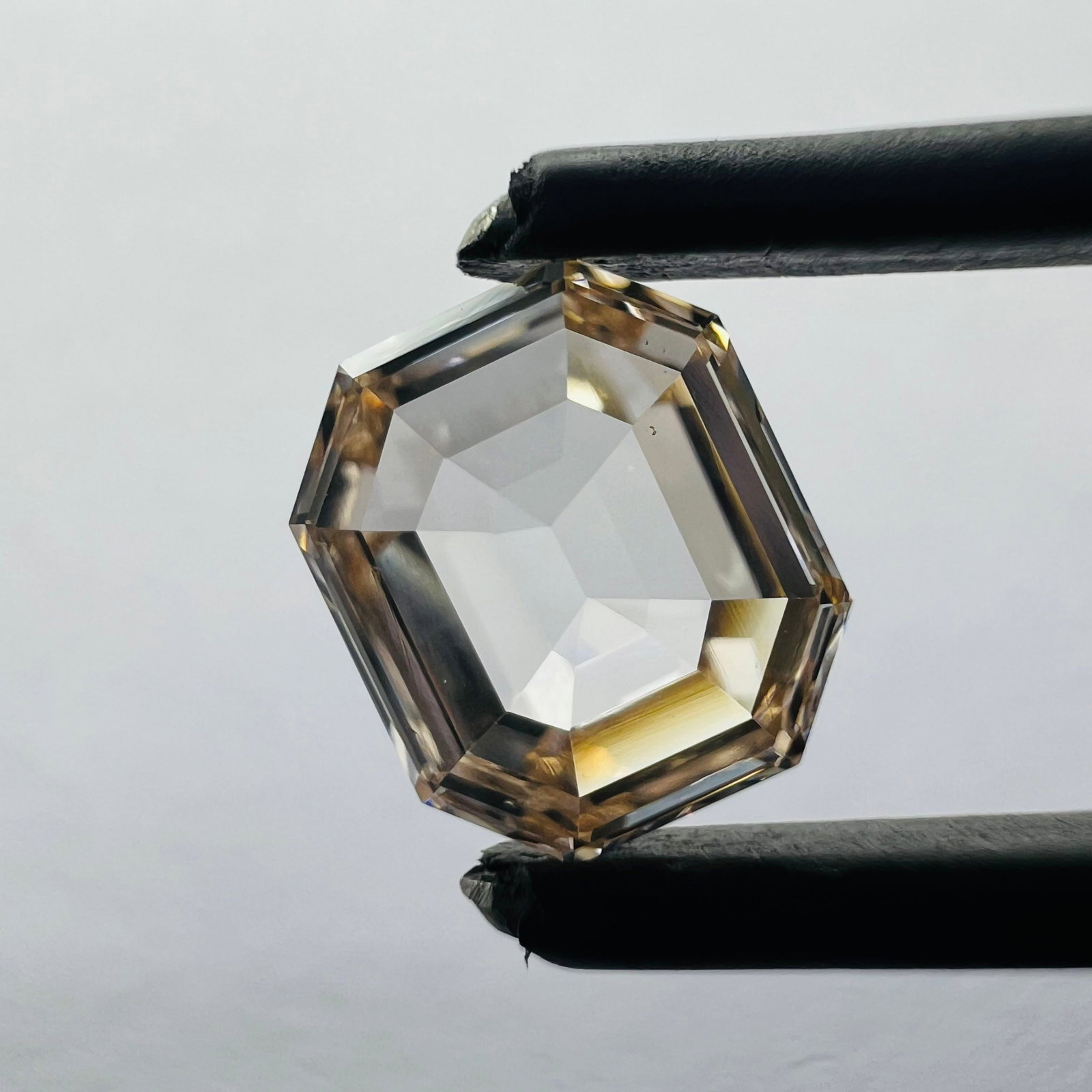 Loose Diamond - EMERALD 1.09ct Orange VS1: Loose Diamond - EMERALD 1.09ct Orange VS1 Source: This is a real non-mined Diamond that has been grown in a lab Shape: EMERALD Carats: 1.09 Color: Orange Certification: NONE Additional images availabl