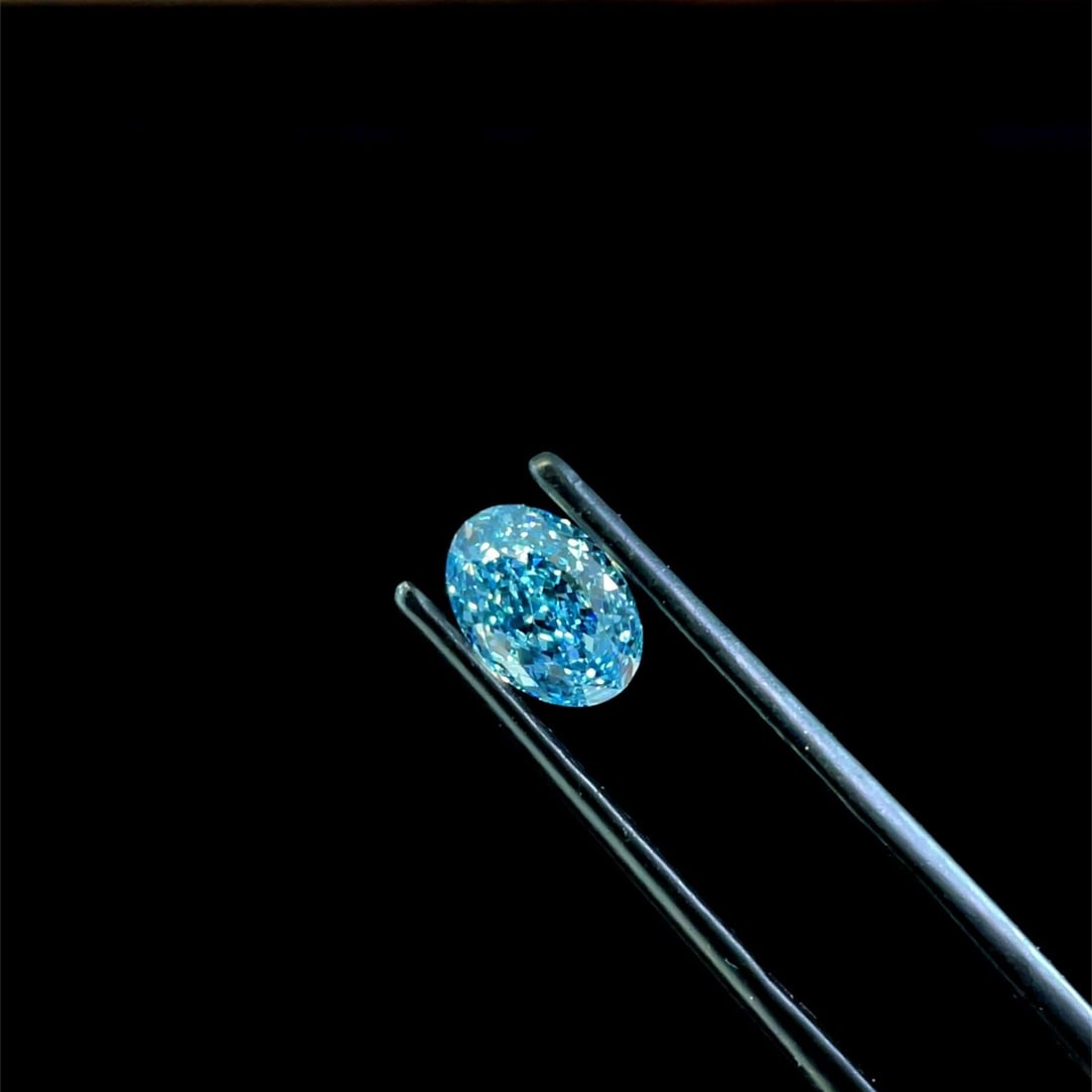 Loose Diamond - OVAL 1.08ct Fancy Vivid Blue VS1: Loose Diamond - OVAL 1.08ct Fancy Vivid Blue VS1 Source: This is a real non-mined Diamond that has been grown in a lab Shape: OVAL Carats: 1.08 Color: Fancy Vivid Blue Certification: IGI Video: