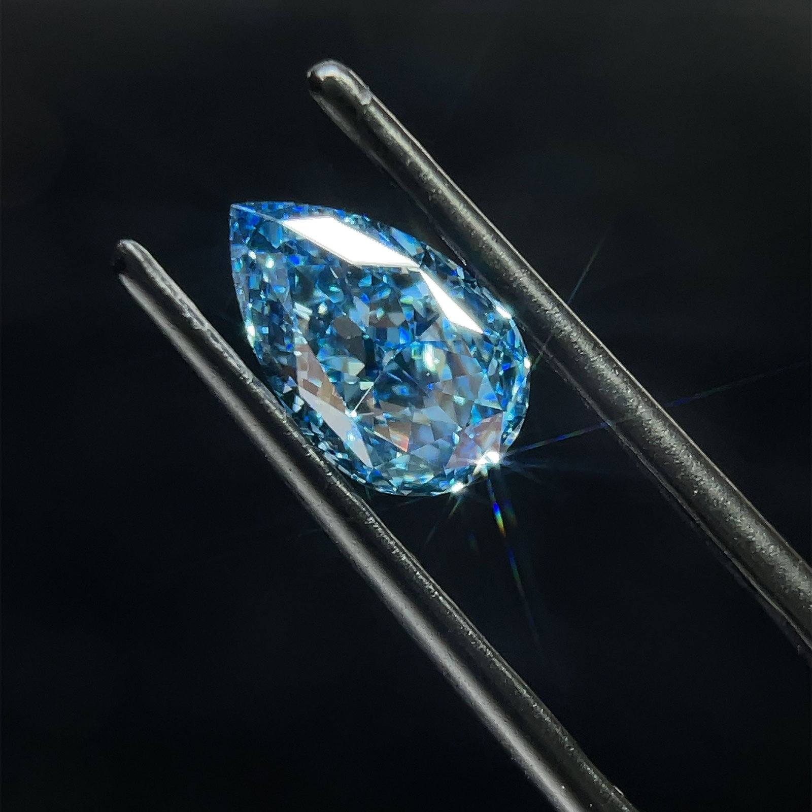 Loose Diamond - PEAR 1.59ct Blue VS1: Loose Diamond - PEAR 1.59ct Blue VS1 Source: This is a real non-mined Diamond that has been grown in a lab Shape: PEAR Carats: 1.59 Color: Blue Certification: NONE Additional images available upon req