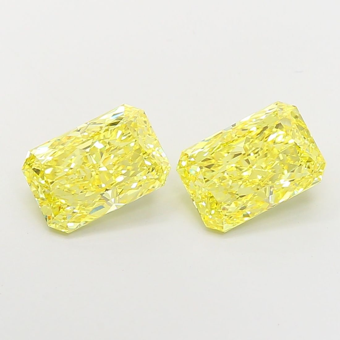 Loose Diamond - RADIANT 2.72ct Fancy Vivid Yellow VS1: Loose Diamond - RADIANT 2.72ct Fancy Vivid Yellow VS1 Source: This is a real non-mined Diamond that has been grown in a lab Shape: RADIANT Carats: 2.72 Color: Fancy Vivid Yellow Certification: IGI Vid