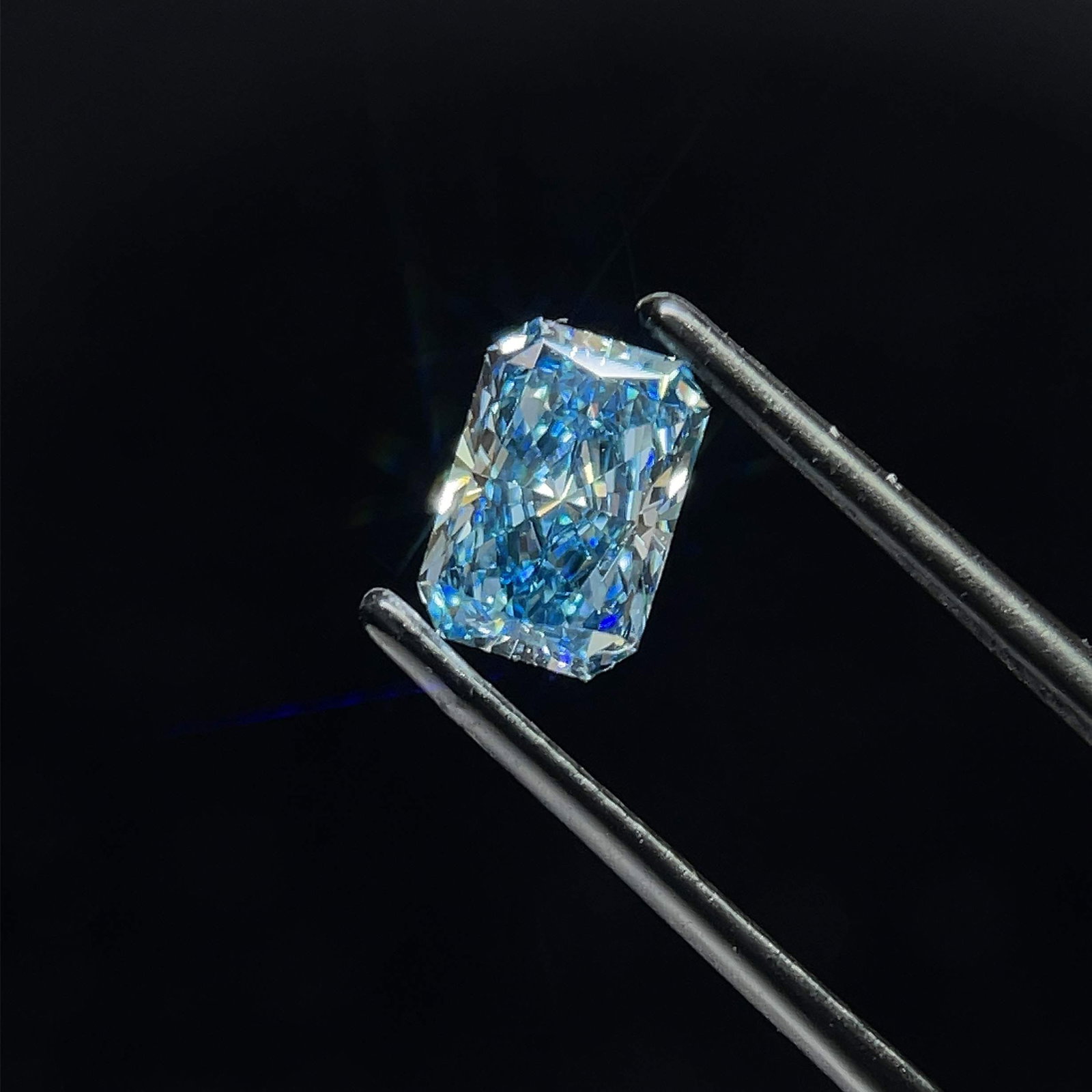 Loose Diamond - RADIANT 1.54ct Fancy Vivid Blue VVS2: Loose Diamond - RADIANT 1.54ct Fancy Vivid Blue VVS2 Source: This is a real non-mined Diamond that has been grown in a lab Shape: RADIANT Carats: 1.54 Color: Fancy Vivid Blue Certification: IGI