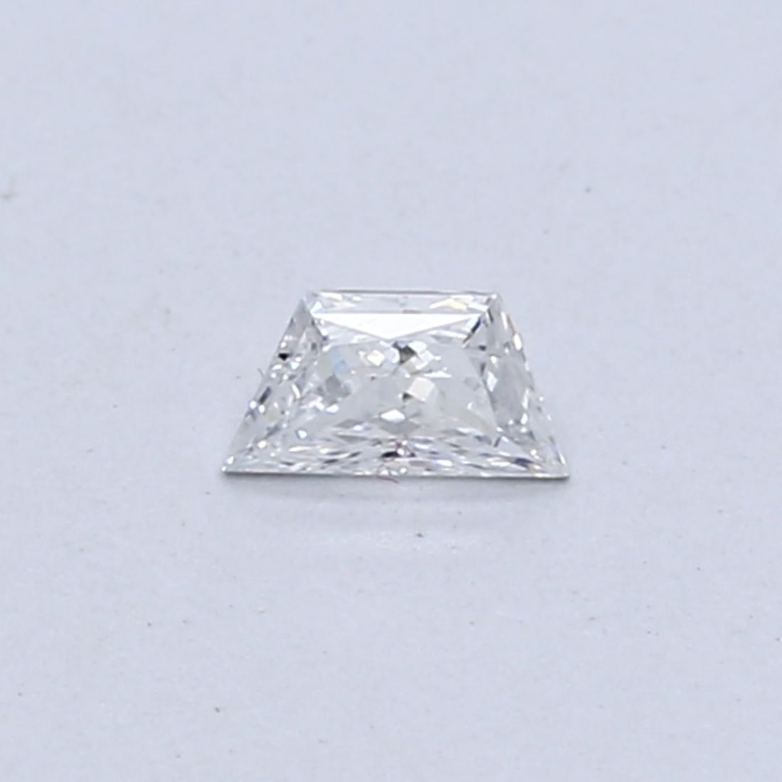 Loose Diamond - TRAPEZOID 0.18ct E VS1: Loose Diamond - TRAPEZOID 0.18ct E VS1 Source: This is a real non-mined Diamond that has been grown in a lab Shape: TRAPEZOID Carats: 0.18 Color: E Clarity: VS1 Certification: NONE Additional images a