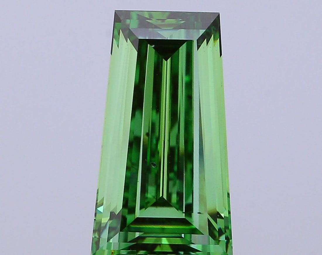 Loose Diamond - TAPERED BAGUETTE 4.43ct Fancy Vivid Green VS2: Loose Diamond - TAPERED BAGUETTE 4.43ct Fancy Vivid Green VS2 Source: This is a real non-mined Diamond that has been grown in a lab Shape: TAPERED BAGUETTE Carats: 4.43 Color: Fancy Vivid Green Certif