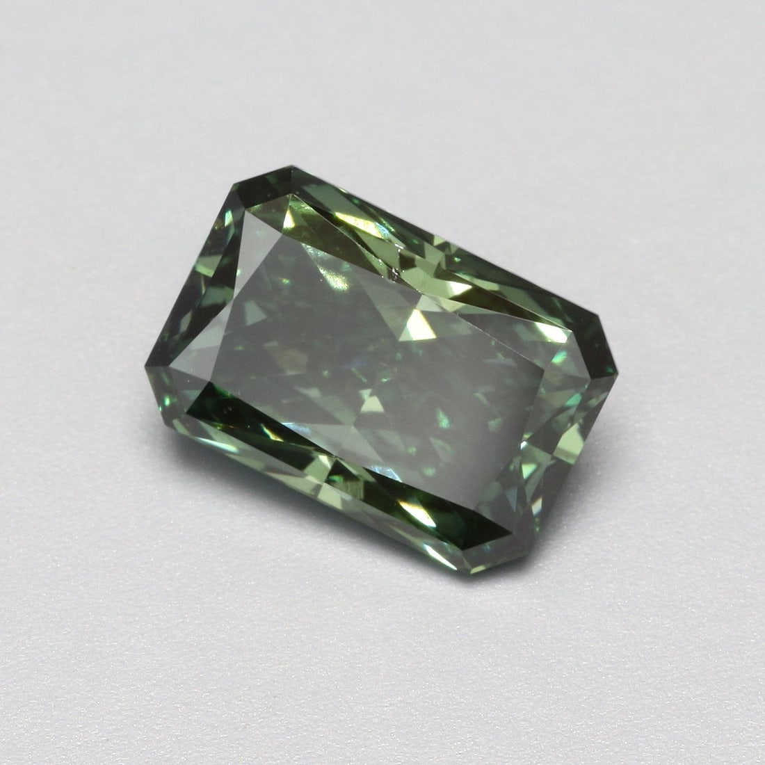 Loose Diamond - RADIANT 3.05ct Fancy Vivid Green VS2: Loose Diamond - RADIANT 3.05ct Fancy Vivid Green VS2 Source: This is a real non-mined Diamond that has been grown in a lab Shape: RADIANT Carats: 3.05 Color: Fancy Vivid Green Certification: IGI Video