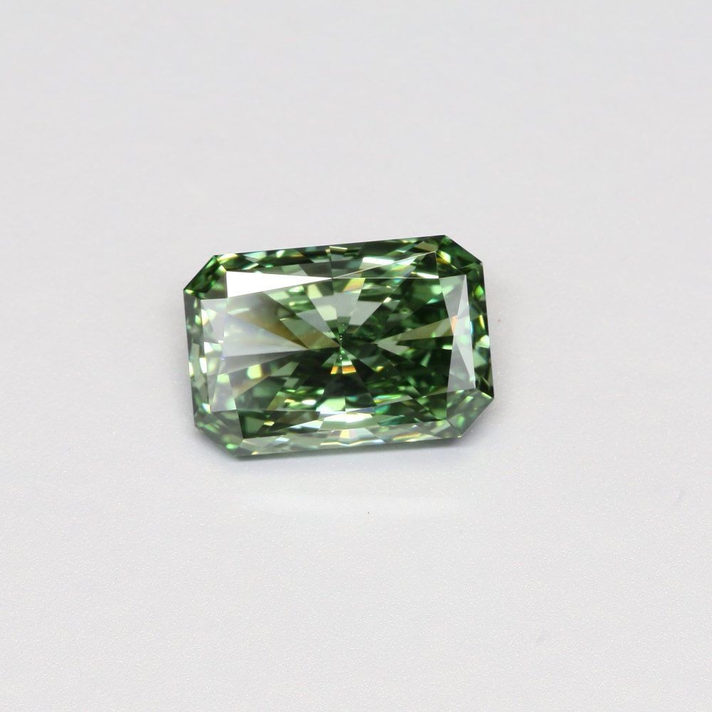Loose Diamond - RADIANT 3.06ct Fancy Vivid Green VS1: Loose Diamond - RADIANT 3.06ct Fancy Vivid Green VS1 Source: This is a real non-mined Diamond that has been grown in a lab Shape: RADIANT Carats: 3.06 Color: Fancy Vivid Green Certification: IGI Video