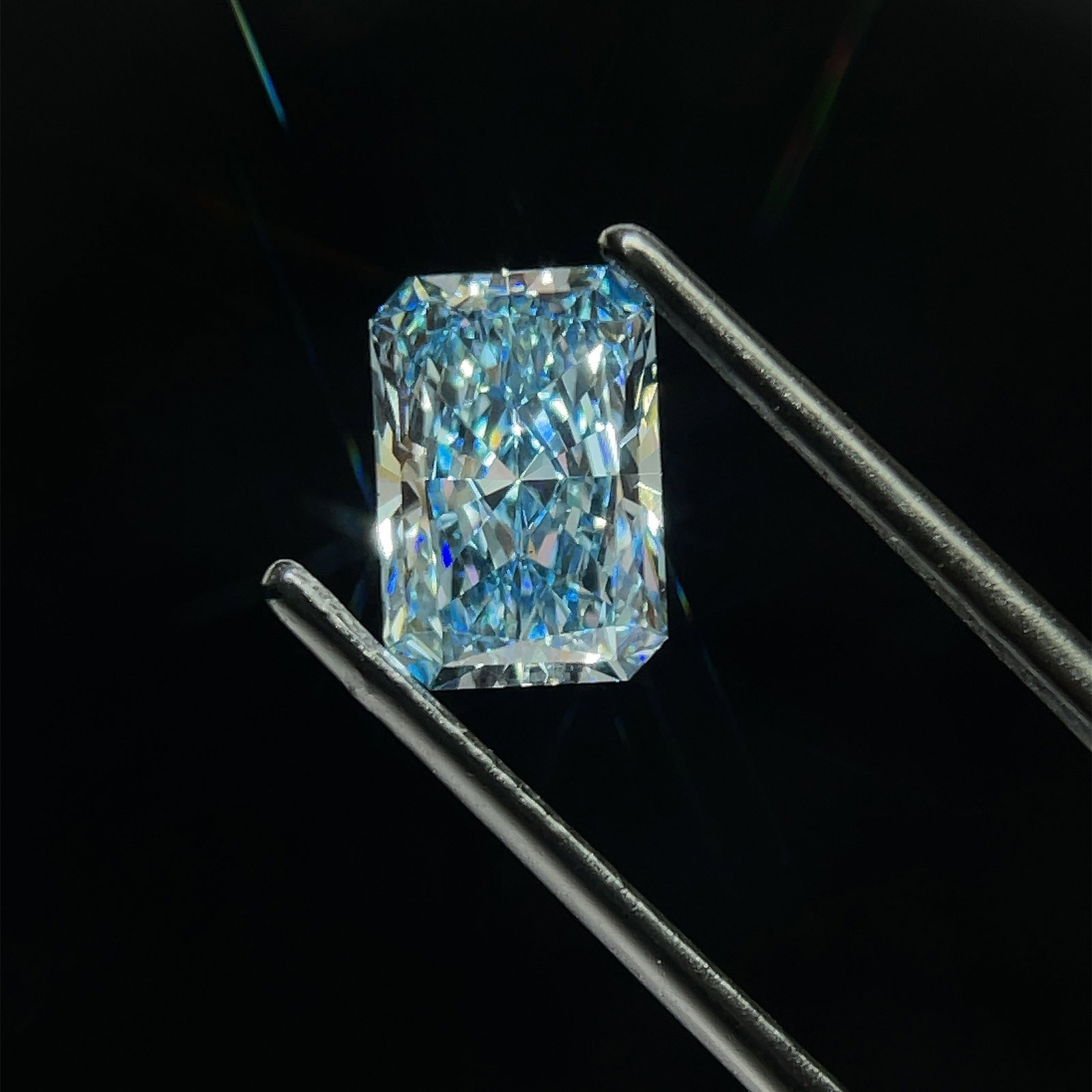 Loose Diamond - RADIANT 2.09ct Fancy Vivid Blue VS1: Loose Diamond - RADIANT 2.09ct Fancy Vivid Blue VS1 Source: This is a real non-mined Diamond that has been grown in a lab Shape: RADIANT Carats: 2.09 Color: Fancy Vivid Blue Certification: IGI Video: