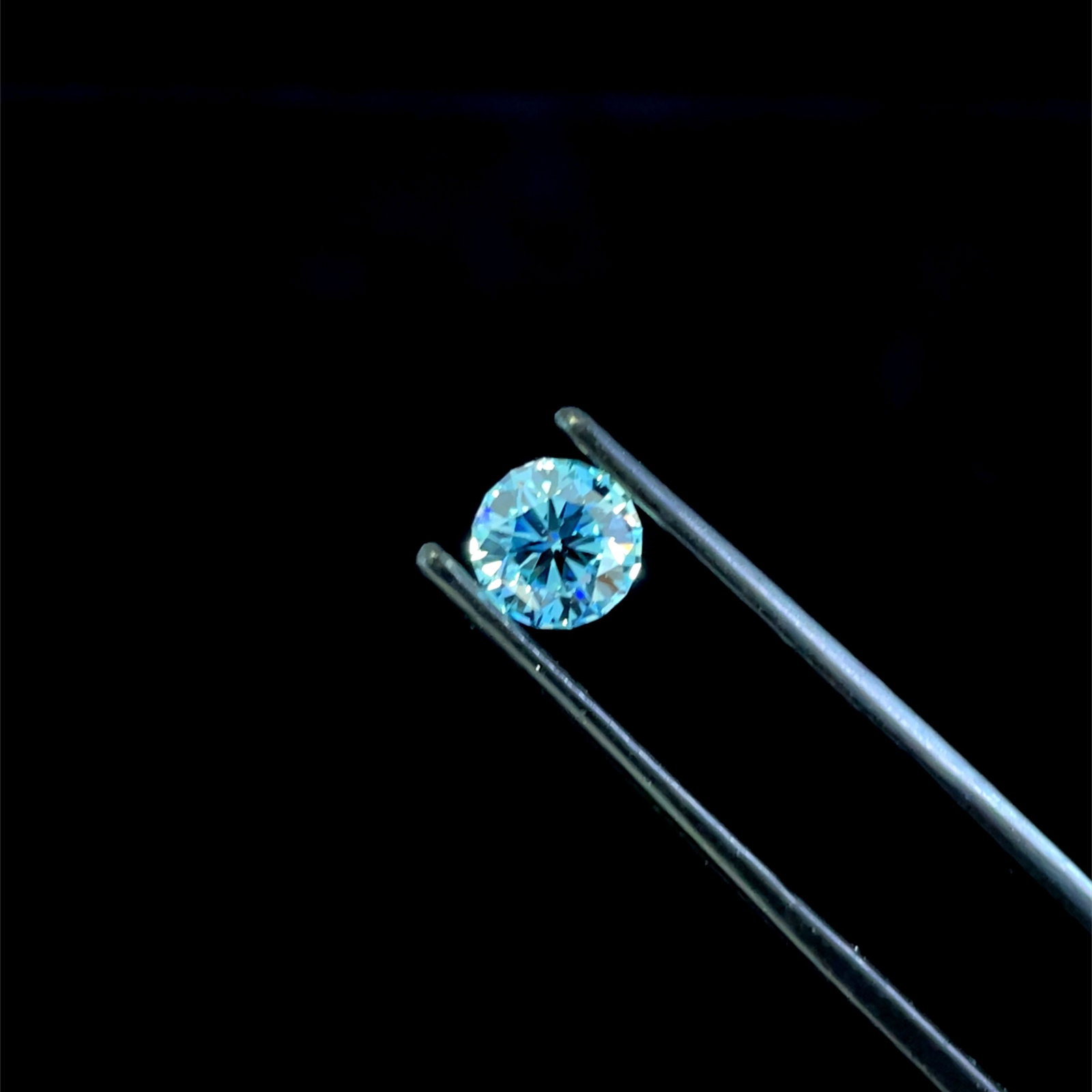 Loose Diamond - ROUND 1.05ct Fancy Vivid Blue VVS2: Loose Diamond - ROUND 1.05ct Fancy Vivid Blue VVS2 Source: This is a real non-mined Diamond that has been grown in a lab Shape: ROUND Carats: 1.05 Color: Fancy Vivid Blue Certification: IGI Video: